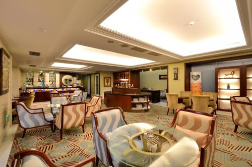 新店新店碧潭帝景饭店的酒店大堂设有桌椅和酒吧