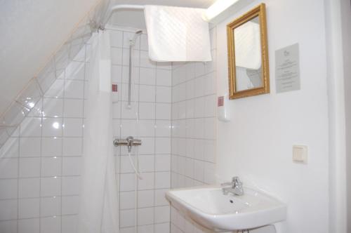 费尔耶斯塔登STF Vickleby Bo Pensionat的白色的浴室设有水槽和镜子