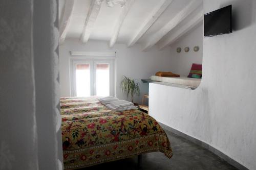 阿尔戈多纳莱斯Casa Baraka的白色的客房设有床和窗户。