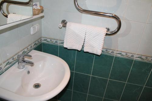 鲍里斯皮尔乐格娜经济酒店的浴室配有盥洗盆、镜子和毛巾