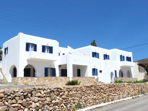 AloproniaIoli Apartments的白色的石墙房子