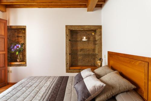 圣地亚哥－德孔波斯特拉Apartamentos Campanas de San Juan的一间卧室设有一张床和一个窗口