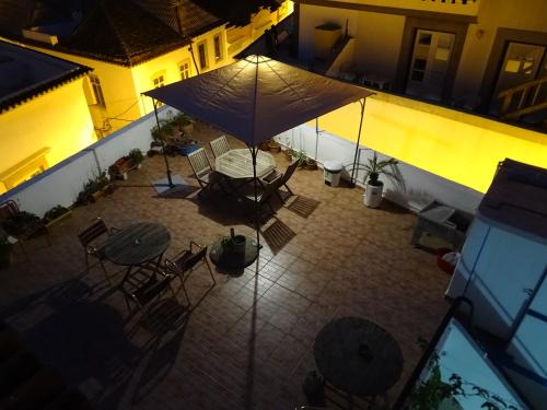 塔维拉瓜斯旅馆的享有夜间户外露台的顶部景致