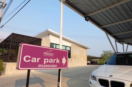 华富里华富里府普拉维斯酒店的停车场前的粉红色停车场标志