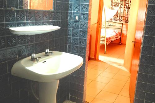 瓦加杜古自由酒店的一间带水槽和镜子的浴室
