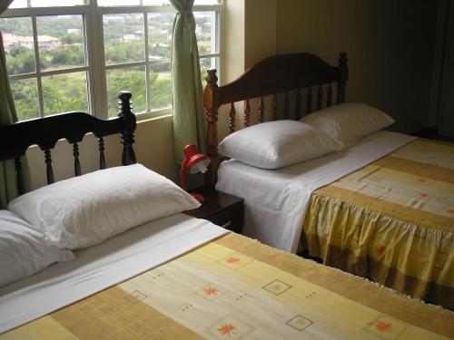休闲旅馆客房内的一张或多张床位