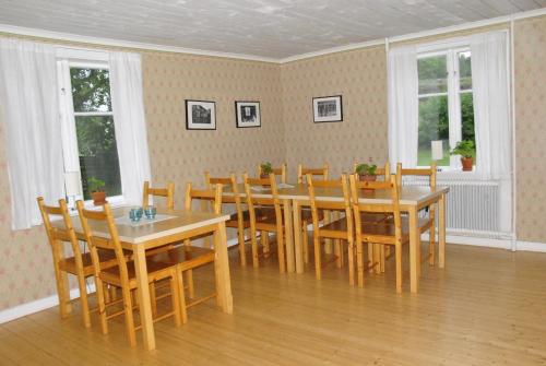 HauridaÅsens By的一间带桌椅和窗户的用餐室