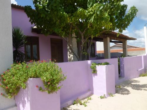 加利纽斯Casa Grande的鲜花屋前的紫色围栏