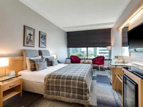 安卡拉安卡拉大都会酒店的酒店客房,配有床和电视