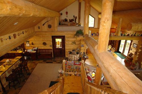 卡利斯佩尔The Garrison Inn a Montana Bed & Breakfast的小木屋内客厅的顶部景色
