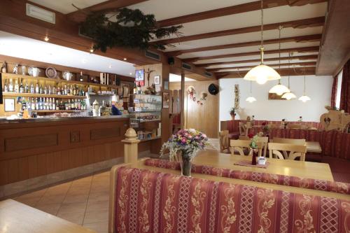 塞尔瓦迪加尔代纳山谷阿尔派普兰酒店的一间带桌子和酒吧的用餐室