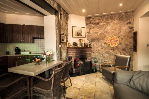 卡洛帕尼亚伊奥蒂斯安斯特传统别墅酒店的厨房以及带桌子的客厅。
