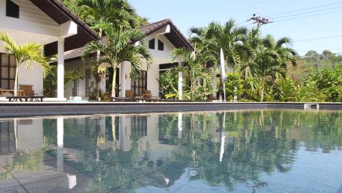 象岛普瑞威赛度假村 - 阁昌岛的棕榈树屋前的游泳池