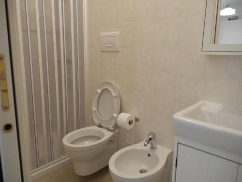滨海波利尼亚诺La Conchiglia Domus的白色的浴室设有卫生间和水槽。