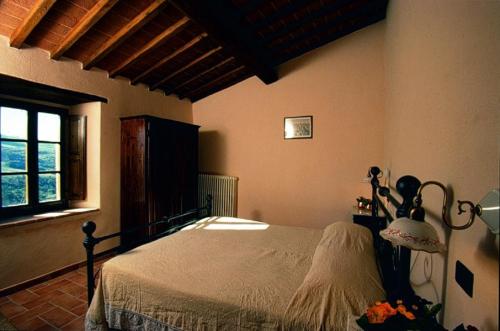 卡斯蒂戈隆·多尔希亚Le Piane的一间卧室设有一张床和一个窗口