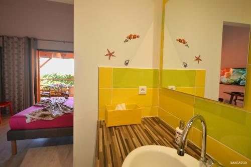 拉萨尔勒班Poz Lagon的一间带水槽的浴室和一间带一张床的卧室