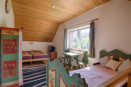 小斯卡拉佩西恩内索酒店的一间卧室配有一张床、一张书桌和一个窗户。