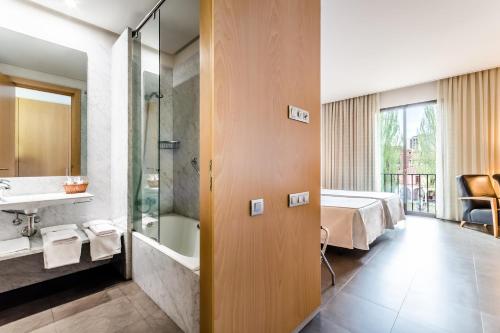 莱昂Hospedería Pax的一间酒店客房 - 带一张床和一间浴室