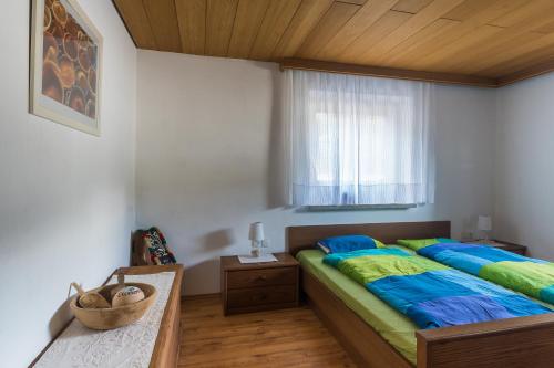 因斯布鲁克Ferienwohnung Elisa的一间卧室设有一张大床和一个窗户。