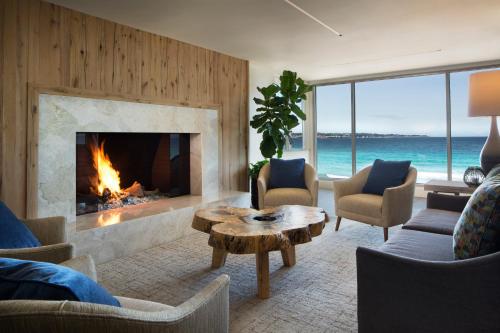 蒙特雷Monterey Tides的带壁炉的客厅和海洋
