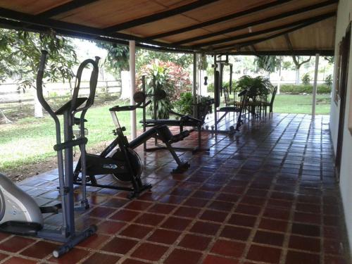 Hotel Campo Verde的健身中心和/或健身设施