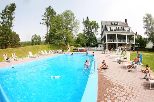 法兰克尼亚弗兰肯旅馆的游泳池,人们在水中玩耍