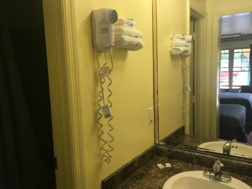 诺沃克汽车旅馆的一间浴室