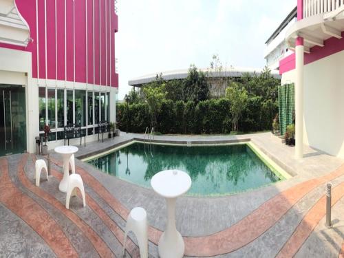 大城瓦萨纳设计酒店的大楼前的游泳池