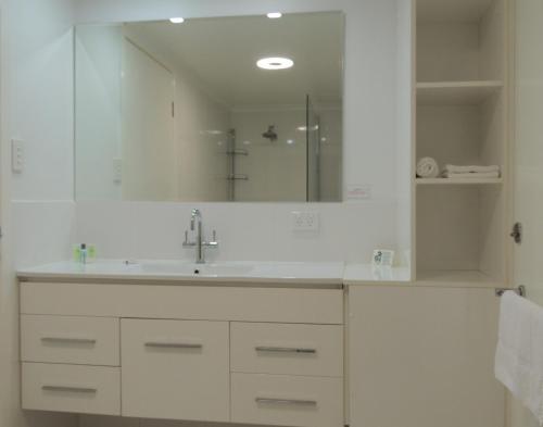 格拉德斯通公园汽车旅馆的一间带水槽和镜子的浴室