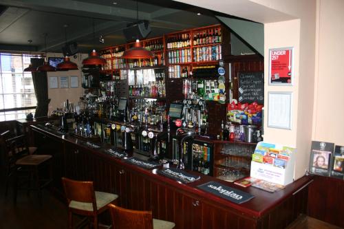 什鲁斯伯里瓦奥尔特斯酒店的酒吧里有很多瓶装酒精饮料