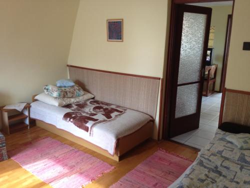 泽拜盖尼松伊旅馆的一间卧室配有一张床,一扇门通往一个房间