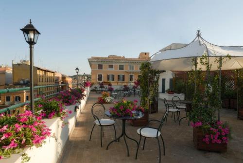 罗马亚特兰特花园酒店的庭院设有桌椅和鲜花