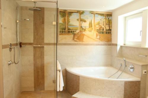 克隆巴赫花园酒店的一间浴室
