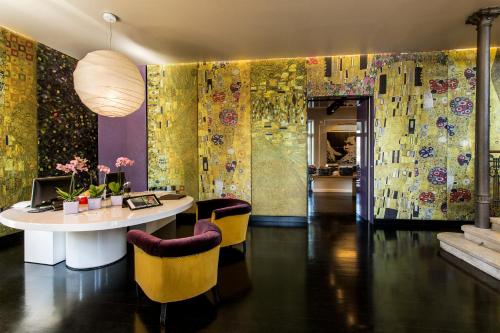 加尔多内-里维耶拉贝拉里瓦酒店的一间带桌子和黄色椅子的用餐室