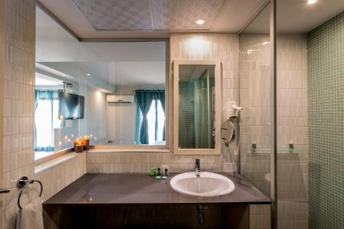 达喀尔罗马咖啡酒店的一间带水槽和镜子的浴室