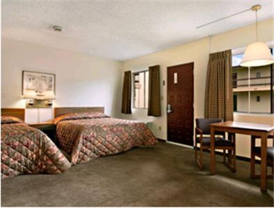 长景市旅行者汽车旅馆的酒店客房配有两张床和一张书桌