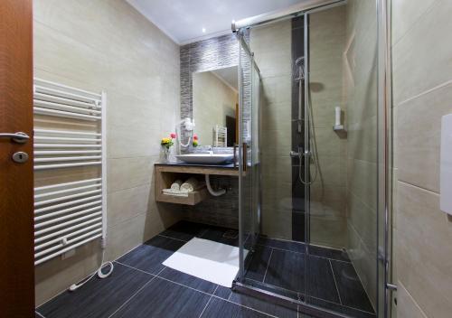 Buna科洛汽车旅馆的带淋浴和盥洗盆的浴室