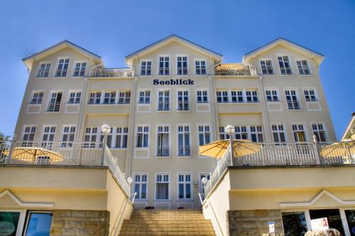奥斯特西巴德钦诺维茨豪斯苏布雷可酒店伽尔尼&菲利恩吾航根的前面有楼梯的大型白色建筑