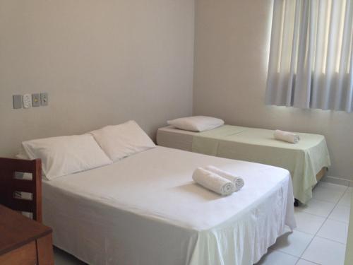 瓜拉廷格塔BLUES HOTEL的客房内的两张床和毛巾