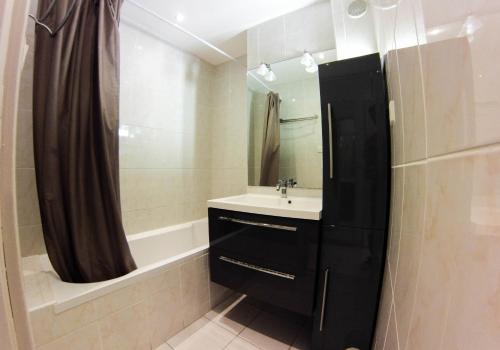 比亚里茨F3 - Guerin Locations Biarritz的浴室配有盥洗盆和浴缸。