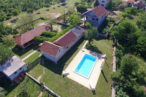 Drinovci科尔卡加里克农业旅游旅馆的享有带游泳池的房屋的空中景致