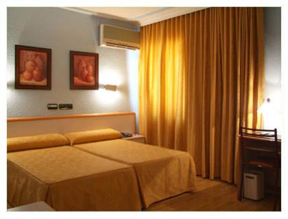 普埃托利亚诺维洛拉酒店的酒店客房设有床和窗户。