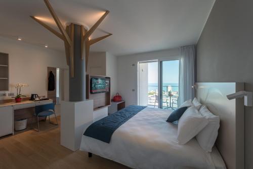 利多迪耶索罗赫斯佩里亚酒店及公寓的一间卧室配有一张床、一张书桌和一个窗户。