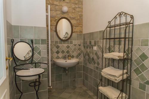 卡莱扎诺博尔戈韦扎诺农家乐的一间带水槽和两面镜子的浴室