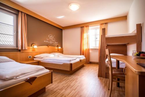 切尔梅斯狮子酒店的酒店客房配有两张床和一张书桌