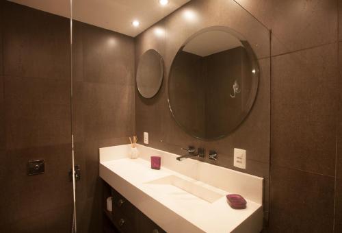 里约热内卢The Place Leblon的一间带水槽和镜子的浴室