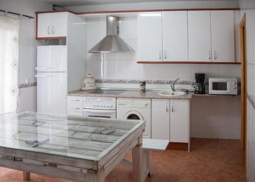 NavahermosaCasa Rural Marchena的厨房配有白色橱柜和台面