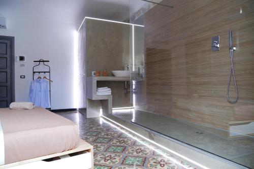 法瓦拉Community Rooms & Wine的带淋浴、床和盥洗盆的浴室