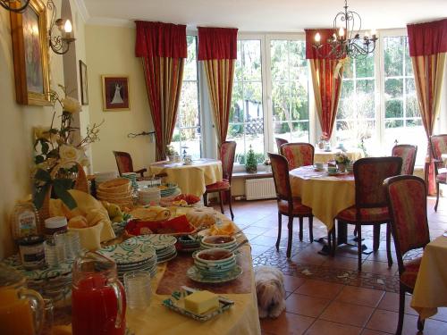 萨尔茨堡莫斯之家住宿加早餐旅馆的一间用餐室,配有餐桌和餐具