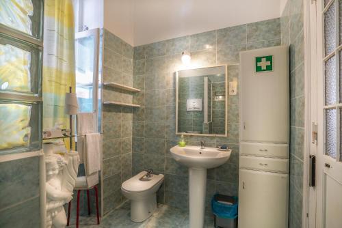 辛特拉VC17旅馆的一间带水槽、卫生间和镜子的浴室